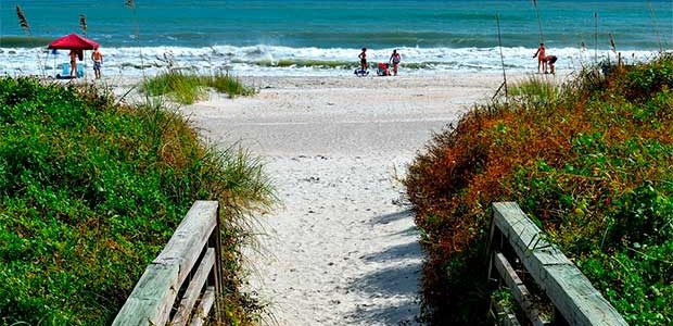 Caminar junto a la orilla de la playa ya no está garantizado este verano