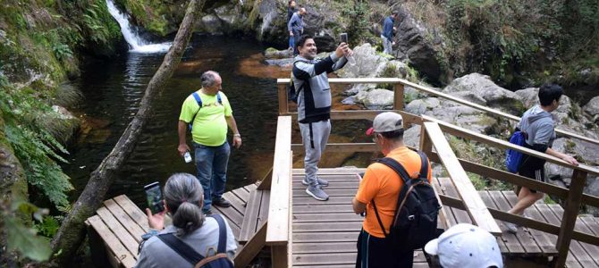 “Goza do Ulla” reuniu a 135 sendeiristas que percorreron doce quilómetros entre fervenzas, capelas e paraxes naturais