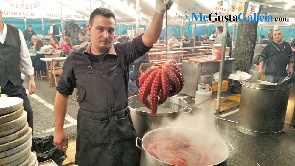 Gente disfrutando pulpo á feira en la feria de Padrón