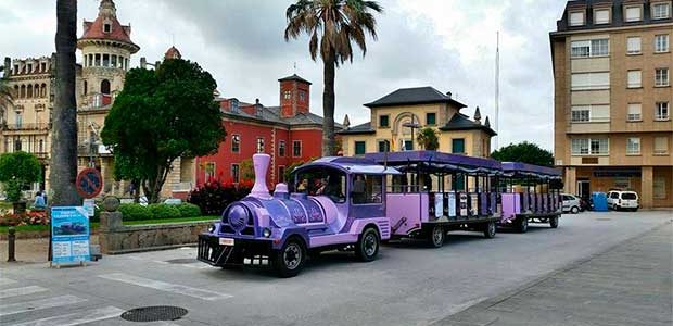 Un tren turístico con audioguías en tres idiomas recorre Ribadeo
